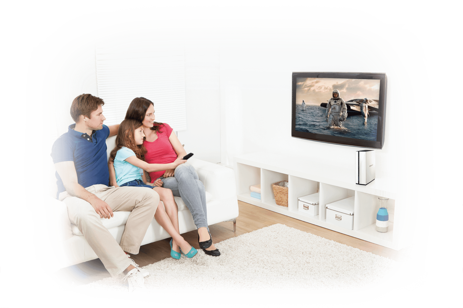 Обмен нового телевизора. Семья у телевизора. Человек перед телевизором. Семья за телевизором. Счастливая семья у телевизора.